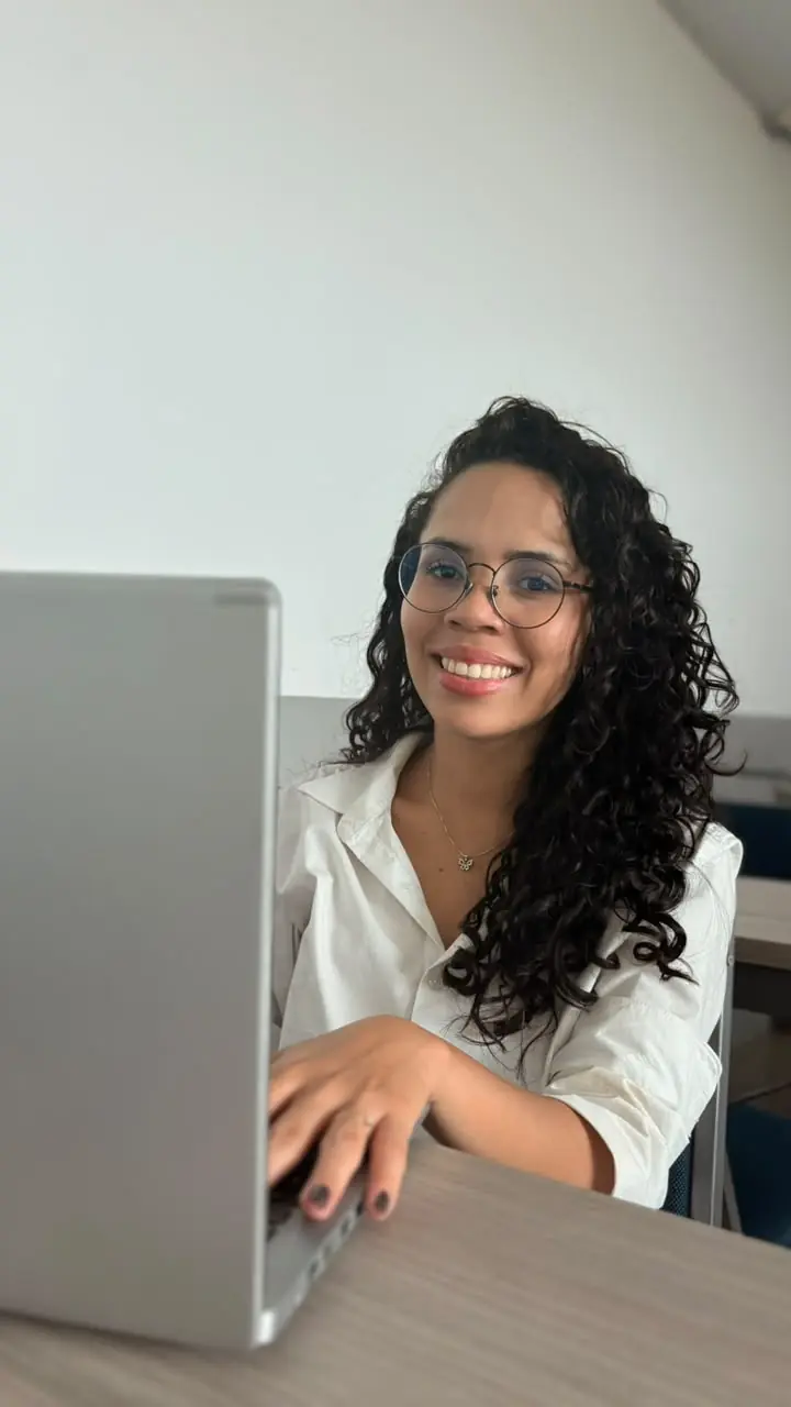 Carol Oliveira trabalhando em seu notebook